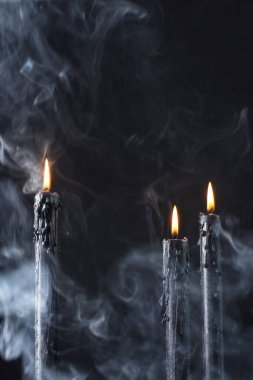 Mumlarla dolu esrarengiz Cadılar Bayramı geçmişi. Cadılar Bayramı tebrik kartı.