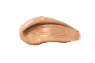 Sıvı fondöten lekesi beyaz arkaplanda izole edilmiş. Tasarımınız için bej rengi sıvı temel.