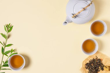 Çay fincanı ve çaydanlık manzaralı Asya çay seremonisi. Aroma bitkisel çay..