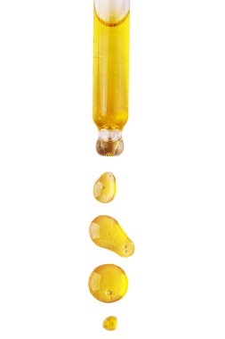 Kozmetik yağ kabarcıkları ve yağlı damlalar beyaz arka planda izole edilmiş. Cilt bakım yağının soyut damlaları.