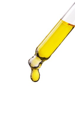 Beyaz arka planda izole edilmiş kozmetik yağ damlası olan bir damlacık. Cilt bakım yağının soyut damlası.