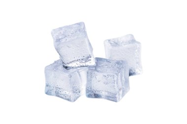 Eriyen buz küpleri beyaz arka planda izole edilmiş. Serinletici içecek için buz..