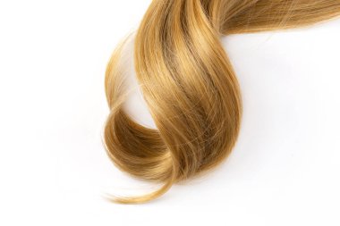 Beyaz arka planda uzun sarı kıvırcık saçlar. Tasarım için sarı saçlar..