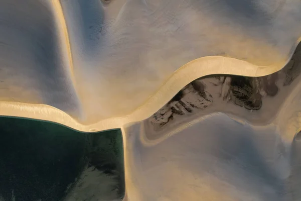 Luchtfoto Van Een Witte Woestijn Met Blauwe Meren Bij Zonsondergang — Stockfoto