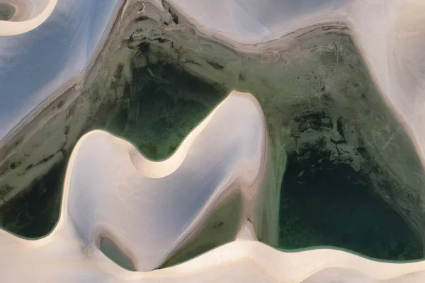 บเขาทรายส ขาวท ามกลางทะเลสาบท มมองทางอากาศ — ภาพถ่ายสต็อก