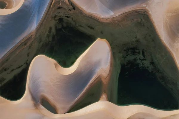 มมองทางอากาศของทะเลทรายส ขาวท ทะเลสาบส าเง พระอาท ตกในบราซ — ภาพถ่ายสต็อก