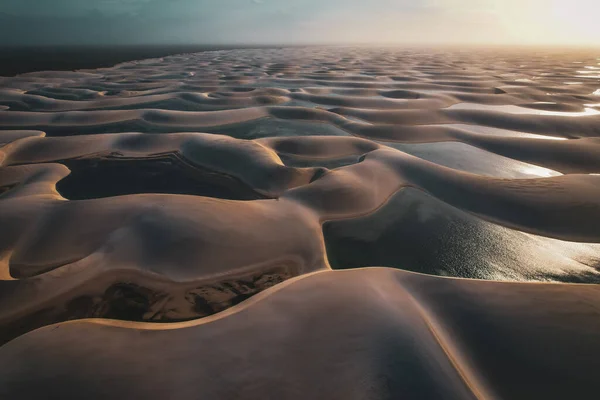 มมองทางอากาศของทะเลทรายส ขาวท ทะเลสาบส าเง พระอาท ตกในบราซ — ภาพถ่ายสต็อก