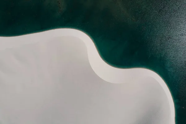 Gurun Pasir Putih Antara Danau Dengan Air Biru Pandangan Udara — Stok Foto