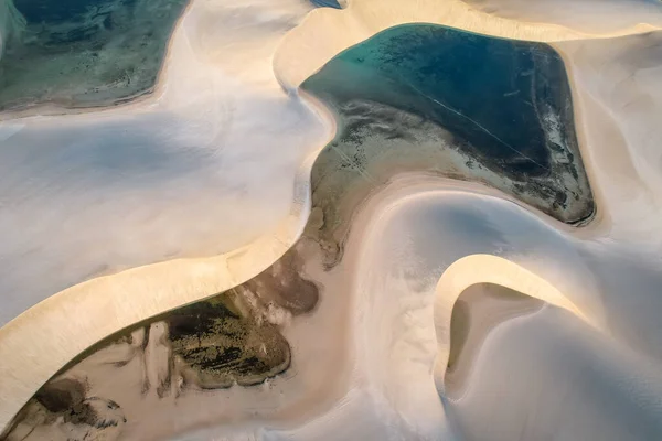 Pemandangan Udara Dari Gurun Putih Dengan Danau Biru Saat Matahari — Stok Foto