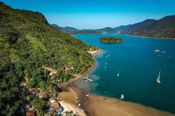 Sebuah Laguna Dengan Air Biru Dan Kapal Pesiar Dengan Hutan — Stok Foto