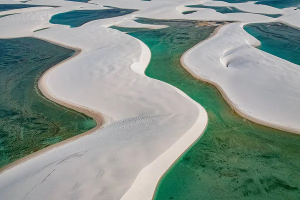 Gurun Pasir Putih Antara Danau Dengan Air Biru Pandangan Udara — Stok Foto