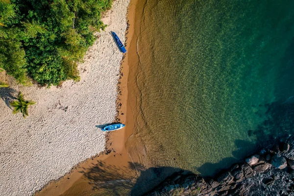 Dua Perahu Pantai Dengan Warna Hijau Tropis Pandangan Drone — Stok Foto