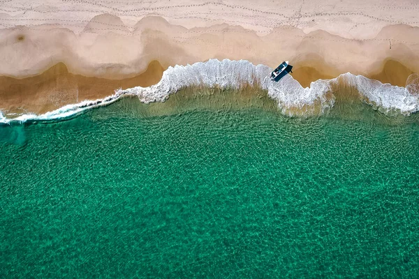 Deserted Παραλία Κύματα Και Μοναχική Βάρκα Drone View — Φωτογραφία Αρχείου