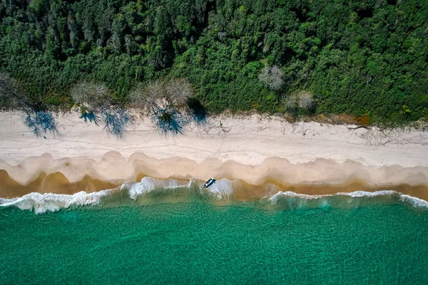 Deserted Παραλία Κύματα Και Μοναχική Βάρκα Drone View — Φωτογραφία Αρχείου