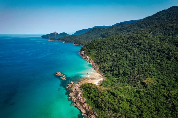 Pulau Tropis Tanpa Manusia Dengan Pasir Emas Dan Hijau Tropis — Stok Foto