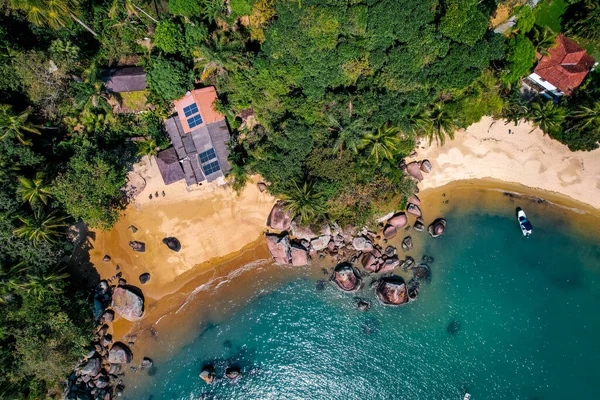 Pulau Tropis Dengan Bungalow Dan Perahu Pandangan Drone — Stok Foto