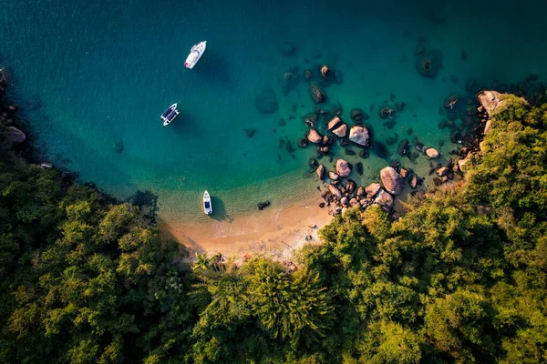 Sebuah Laguna Dengan Air Biru Dan Kapal Pesiar Dengan Hutan — Stok Foto