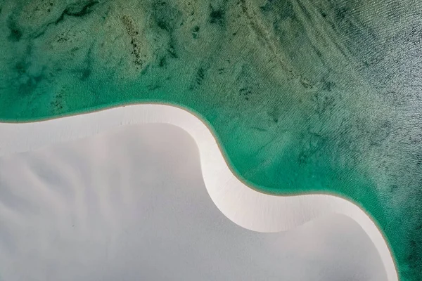 Gurun Pasir Putih Antara Danau Dengan Air Biru Pandangan Udara Stok Gambar Bebas Royalti