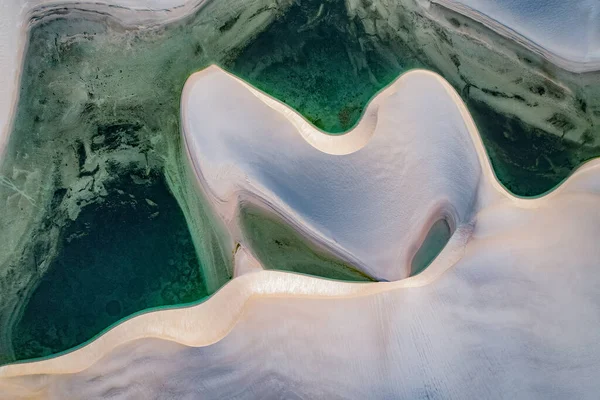 Gurun Pasir Putih Antara Danau Dengan Air Biru Pandangan Udara Stok Gambar