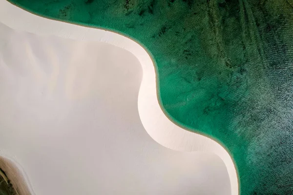 Gurun Pasir Putih Antara Danau Dengan Air Biru Pandangan Udara Stok Foto