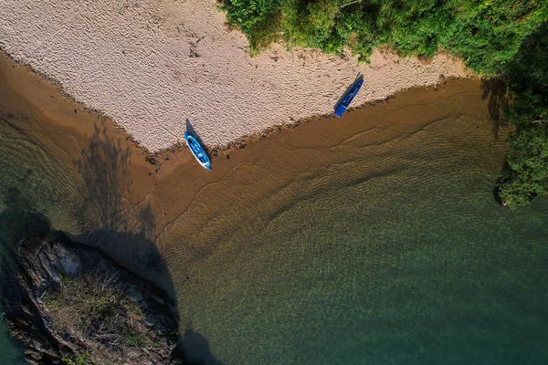 Dua Perahu Pantai Dengan Warna Hijau Tropis Pandangan Drone Stok Foto Bebas Royalti