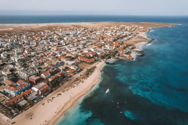 Cape Verde kıyısındaki şehrin panorama manzarası, insansız hava aracı manzaralı.