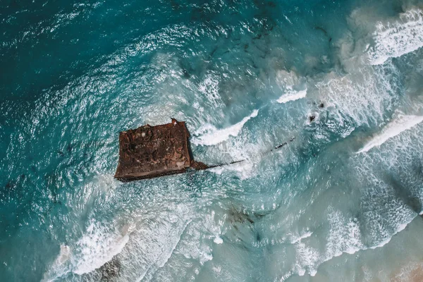 Kapal Tenggelam Laut Dekat Pantai Berpasir Pandangan Drone — Stok Foto