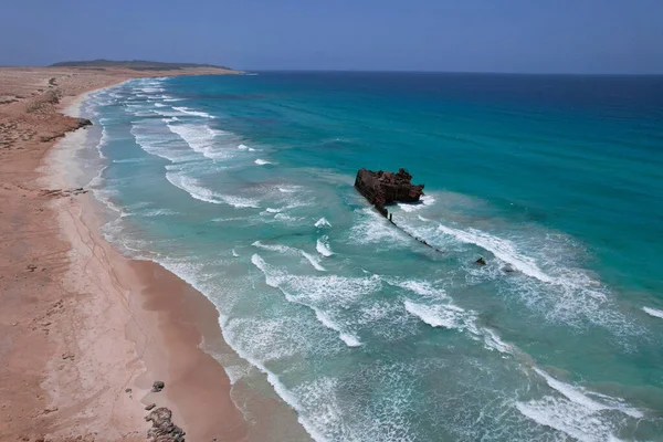 Kapal Tenggelam Laut Dekat Pantai Berpasir Pandangan Drone — Stok Foto
