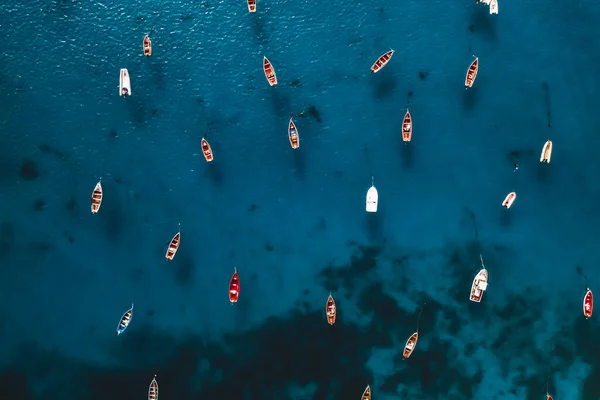 Perahu Berwarna Laut Pandangan Drone Pandangan Atas — Stok Foto