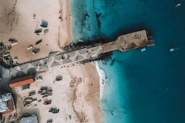Atlantik okyanusuna bakan iskele, üst manzara, insansız hava aracı manzarası.