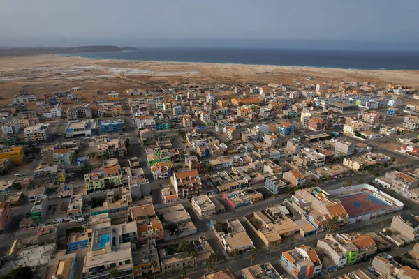 Cape Verde kıyısındaki şehrin panorama manzarası, insansız hava aracı manzaralı.