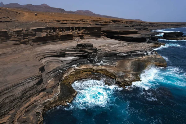 Cape Verde 'de okyanusun arka planında kayalar var.