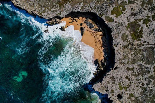 Kayaların arasındaki Sandy Körfezi, üst manzara