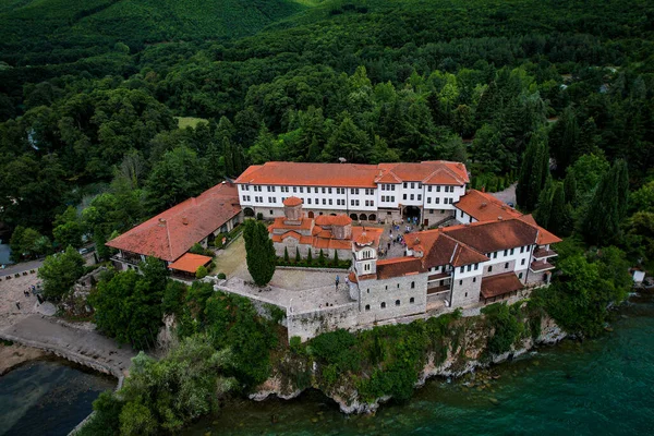 Göl manzaralı dağlardaki manastır. 