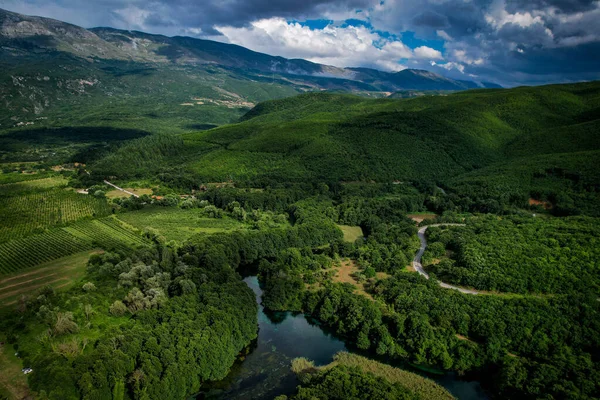 山の景色を望むエメラルドの森の中の山の川 — ストック写真