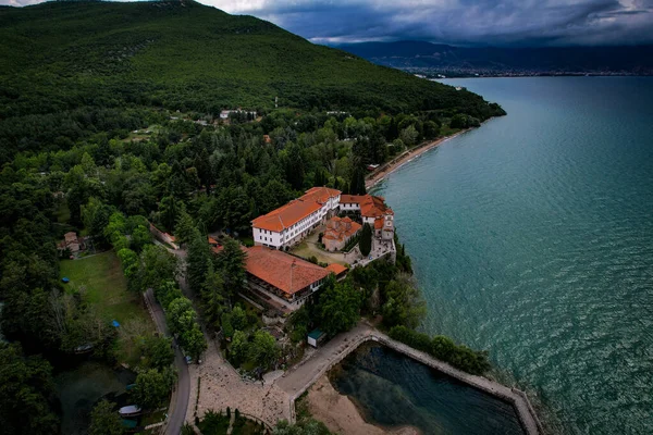 Göl Manzaralı Dağlardaki Manastır — Stok fotoğraf