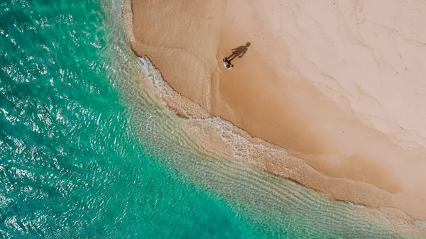 Bayangan Seorang Pria Pantai Menghadap Laut Dengan Air Biru Pemandangan — Stok Foto