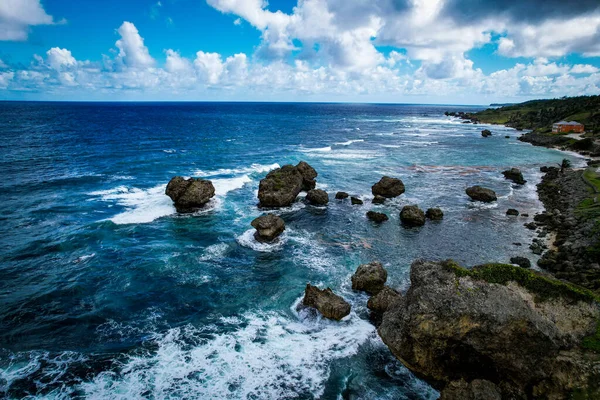 Gelombang Yang Istirahat Pantai Vulkanik Pulau Pandangan Atas Stok Gambar Bebas Royalti