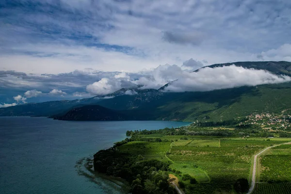 Danau Pegunungan Dengan Hutan Hijau Pemandangan Atas Stok Foto Bebas Royalti