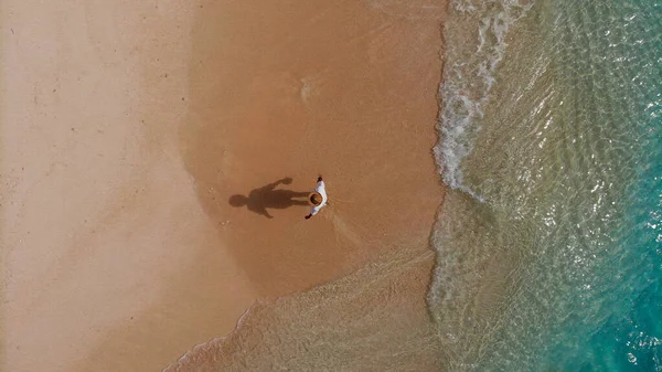 Sombra Hombre Playa Con Vistas Océano Con Agua Azul Vista Imagen de archivo