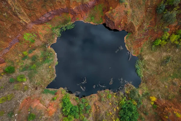 Pemandangan Indah Danau Dengan Air Hitam Dan Hutan Musim Gugur — Stok Foto
