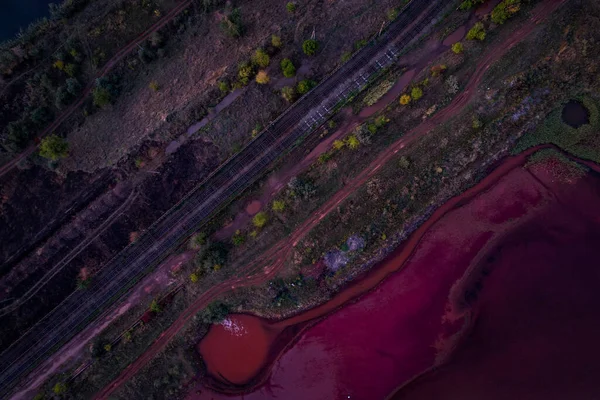 Όμορφη Θέα Της Ροζ Λίμνης Και Του Σιδηροδρόμου — Φωτογραφία Αρχείου