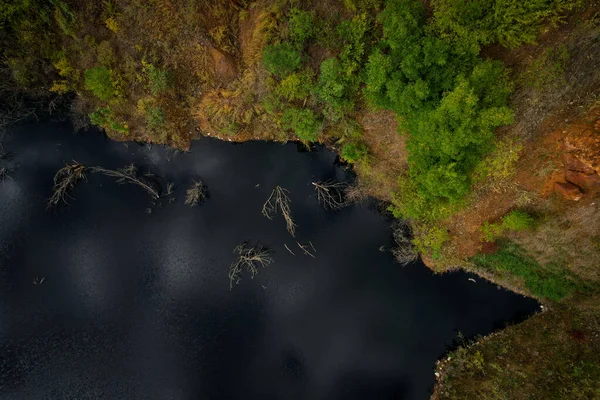 Prachtig Uitzicht Het Meer Met Zwart Water Herfstbos — Stockfoto