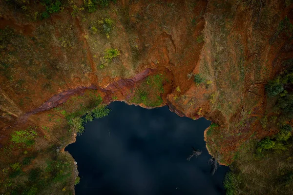 Gölün güzel manzarası, siyah su, üst manzara.