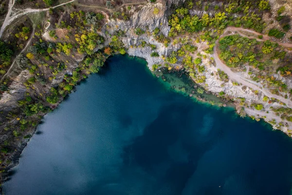 花崗岩の採石場と湖の美しい景色 — ストック写真