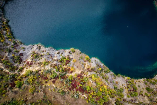 花崗岩の採石場と湖の美しい景色 — ストック写真