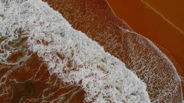 มมองทางอากาศของชายฝ งทะเล เกาะเขตร อนท ทรายทองค มมองโดรน — ภาพถ่ายสต็อก