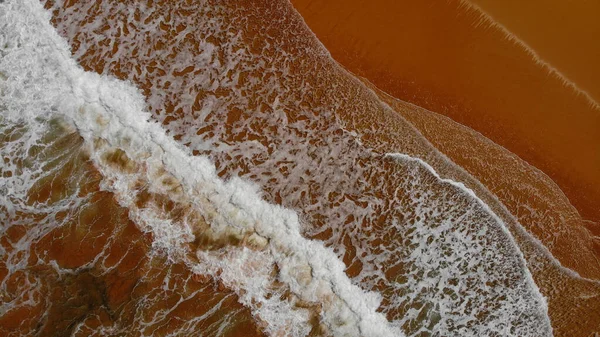 Deniz kıyısının havadan görünüşü. Altın kumlu tropikal ada, drone manzaralı