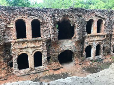 Eski bir şehrin en kirli kasabasında terk edilmiş eski bir binanın kalıntıları.