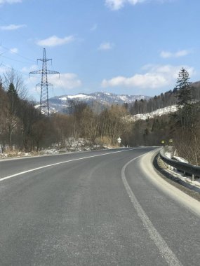 Dağlarda yol